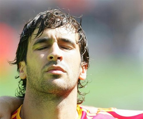 伯纳乌王子劳尔进球,一个动作帅爆全场