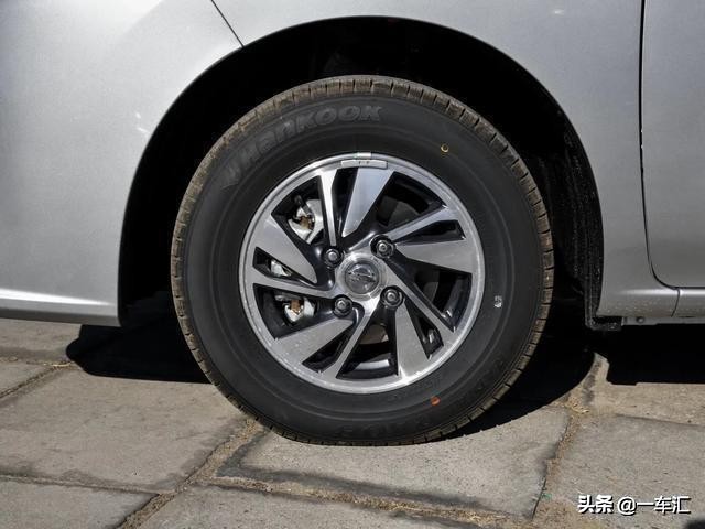 日产nv200对比宝骏730,日产nv200新款8万以内两厢车