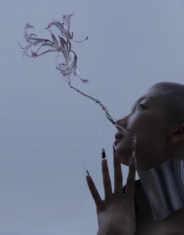 周冬雨这套搭配格外休闲时髦,周冬雨寸头造型时尚搭配秘籍