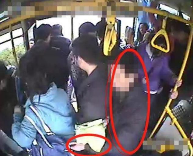 公交车上小男孩肚子疼,小男孩在公交车上突然肚子疼