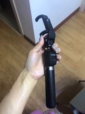 华为有线自拍杆的使用方法及操作,华为手机用自拍杆的使用方法图解