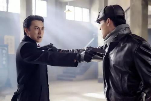 他曾是“职场男神”，娶“北电才女”李佳，今一家四口其乐融融