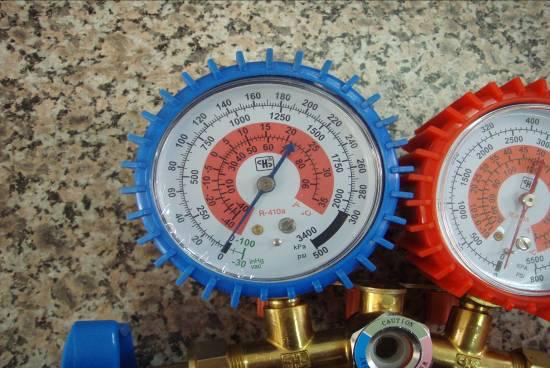 空气能热泵热水器做地暖视频,空气能热水器不抽真空安装教程