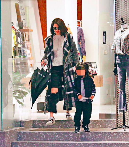 洪欣带女儿逛商场购物,洪欣带女儿出去上幼儿园