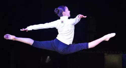 舞蹈基本功练习疼哭,小孩舞蹈基本功教学