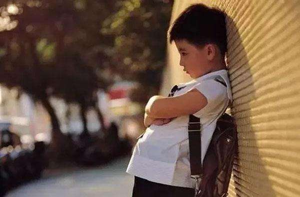 孩子被同学打了,家长应该怎样处理?做到4点,孩子不会产生阴影