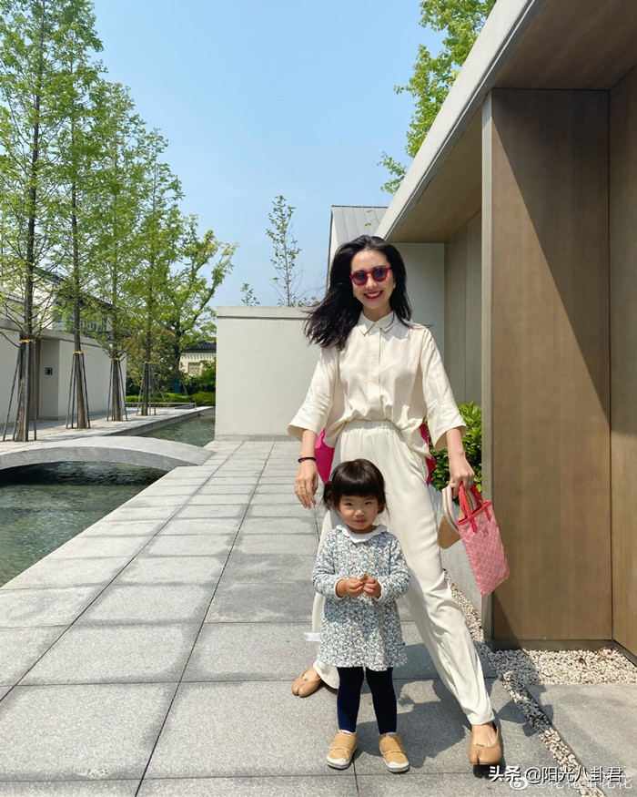 张大奕恶心原配？做与总裁夫人同款上衣，配字：高段位撩人于无形