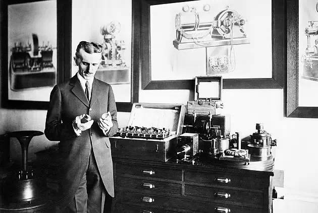 爱迪生对特斯拉的贡献,特斯拉最疯狂的一个科学家