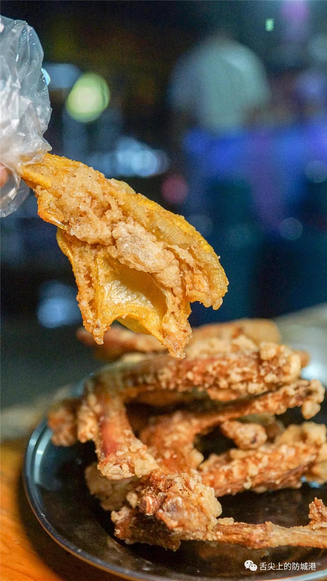 你愿意把夜晚交给谁？是舞台上的高跟鞋，还是大排长龙的宵夜摊