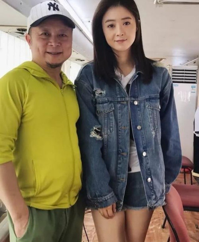 蒋欣与乘务员合照,蒋欣戴口罩墨镜帽子全副武装