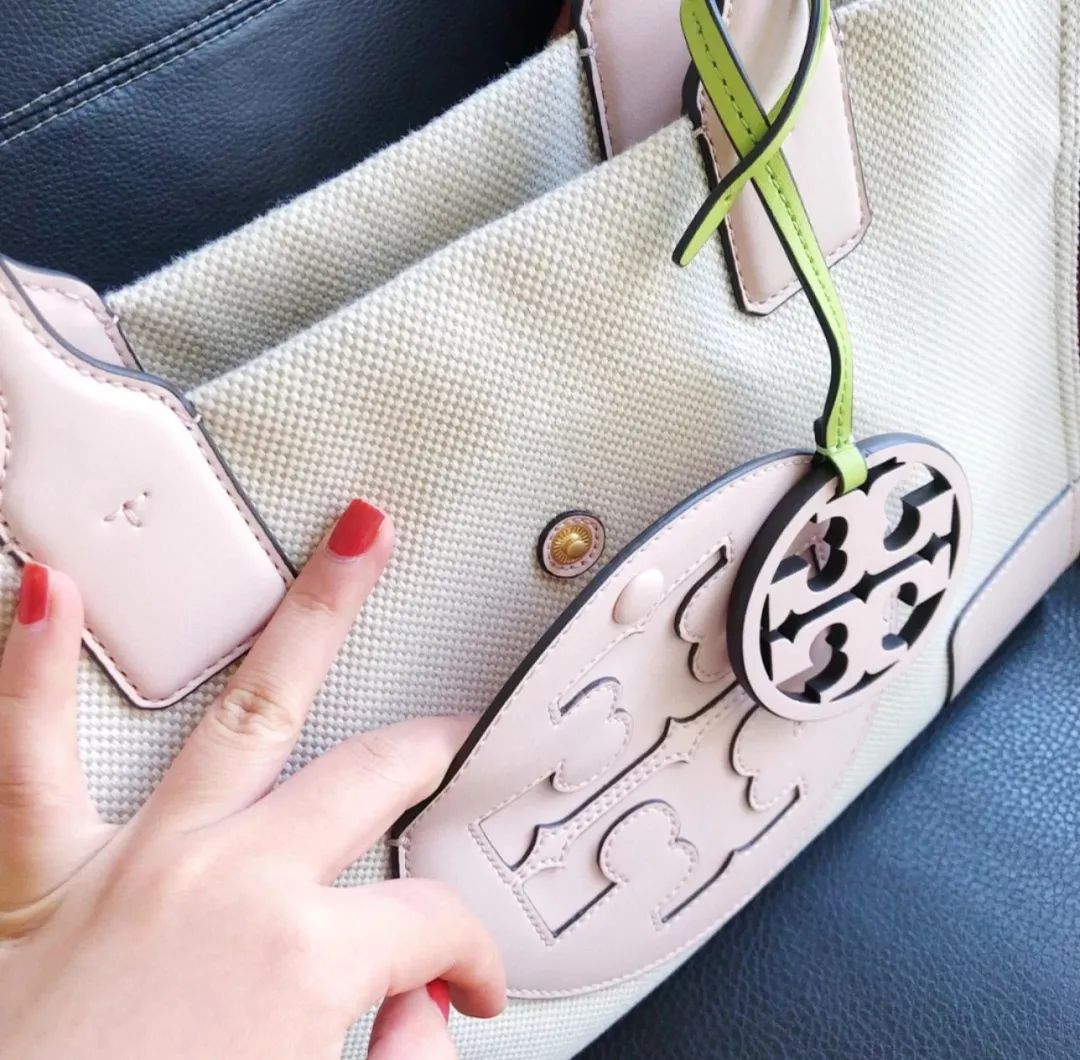 这才爆红一年就这么能“装”了?3w的包一背我都认不出来了…