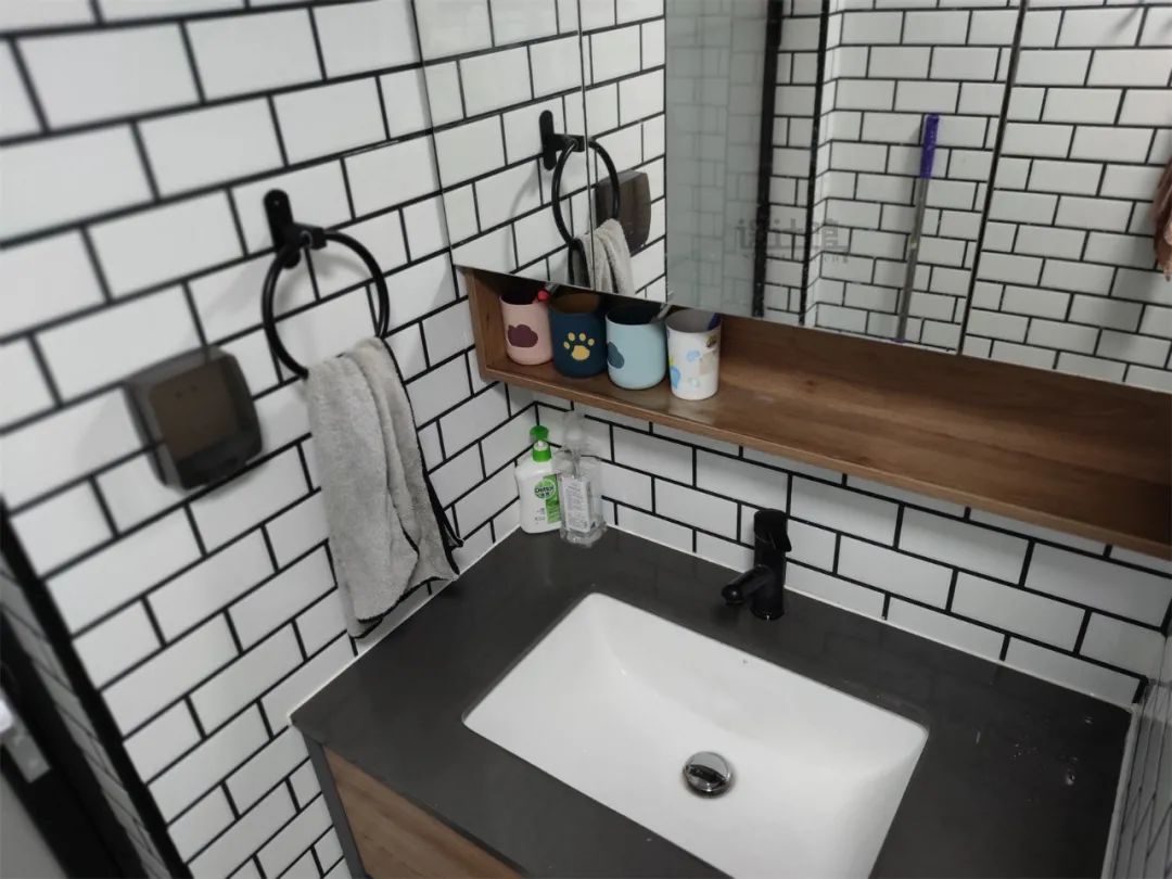 卫生间太小怎么布局长方形,卫生间太小怎么装修比较好看