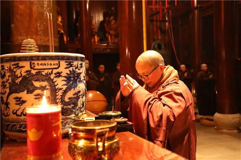 李李原型剃度出家又还俗,最近寺庙剃度出家全过程