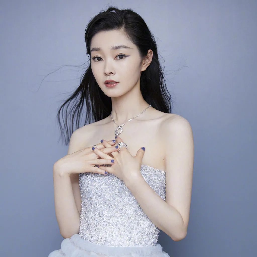 小五官扁平脸适合什么风格,塌鼻扁平脸