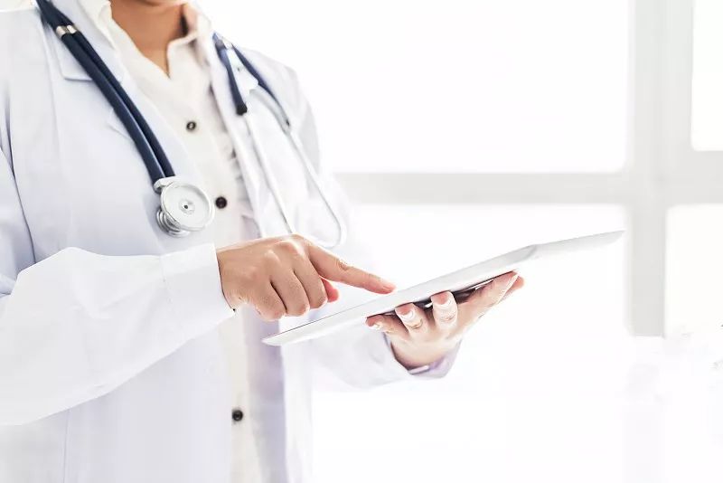 女子腹痛取出来的肿瘤,19岁女子腹痛就医取出一条虫