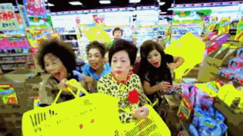 年均66岁的豹纹大妈团火了！唱rap，跳电音，连总理都点赞