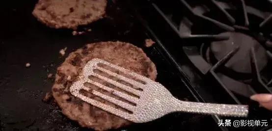 又开始炫富了？她的人生只剩下钱了