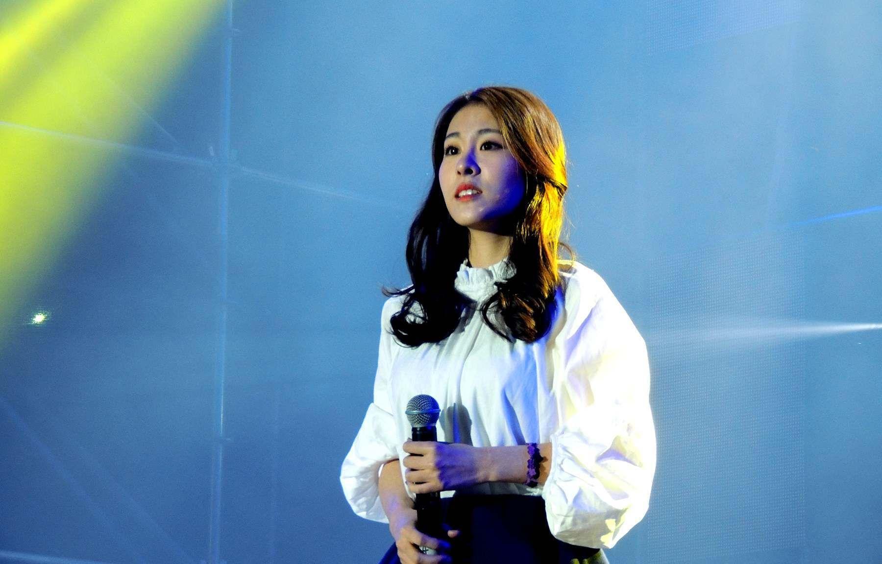 从知名女歌手到单亲妈妈，还被造谣是小三，张碧晨经历了什么？