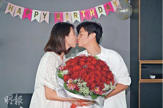 蔡少芬为何45岁还拼三胎,为何蔡少芬高龄怀三胎没有被嘲