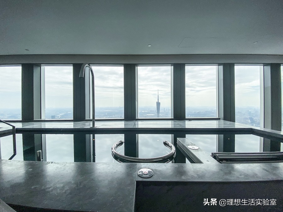 住在广州瑰丽酒店看外面风景,广州瑰丽酒店看到整个广州夜景