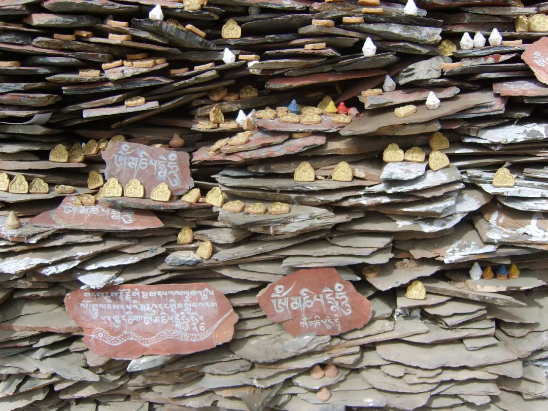 玛尼石凝固在石头上的信仰,玛尼石藏文