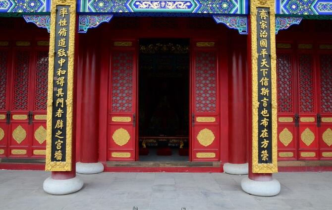 这些方丈和大夫们，您知道自己大门上的对联挂反了吗？