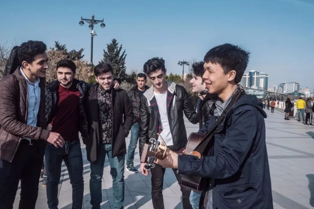 95后开着五菱环游世界,95后开面包车环游世界