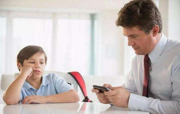 优秀的父母都是不跟孩子讲道理,高情商的父母少和孩子讲道理