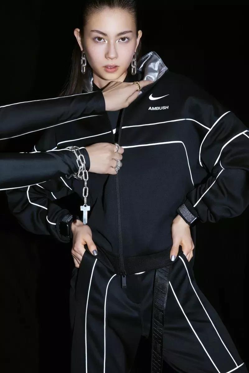 日本小野模突然爆火，*服私**穿搭也超出众，女大佬形象太抢眼