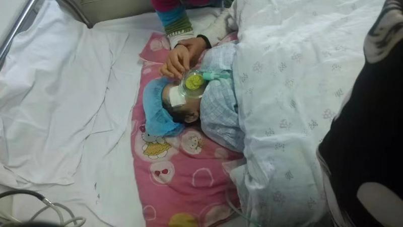 夫妻收养重病弃婴16年花费50万,夫妇收养弃婴近7年无法落户上学