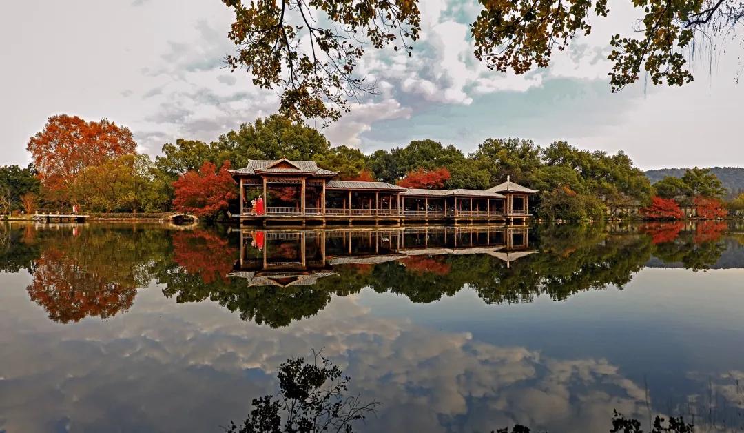 新一波冷空气在路上！何时降温？明早天气有变化，开车到这些路段千万注意！“金秋”原来不仅指颜色...