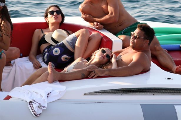 9号球员罗纳尔多,罗纳尔多传奇人生