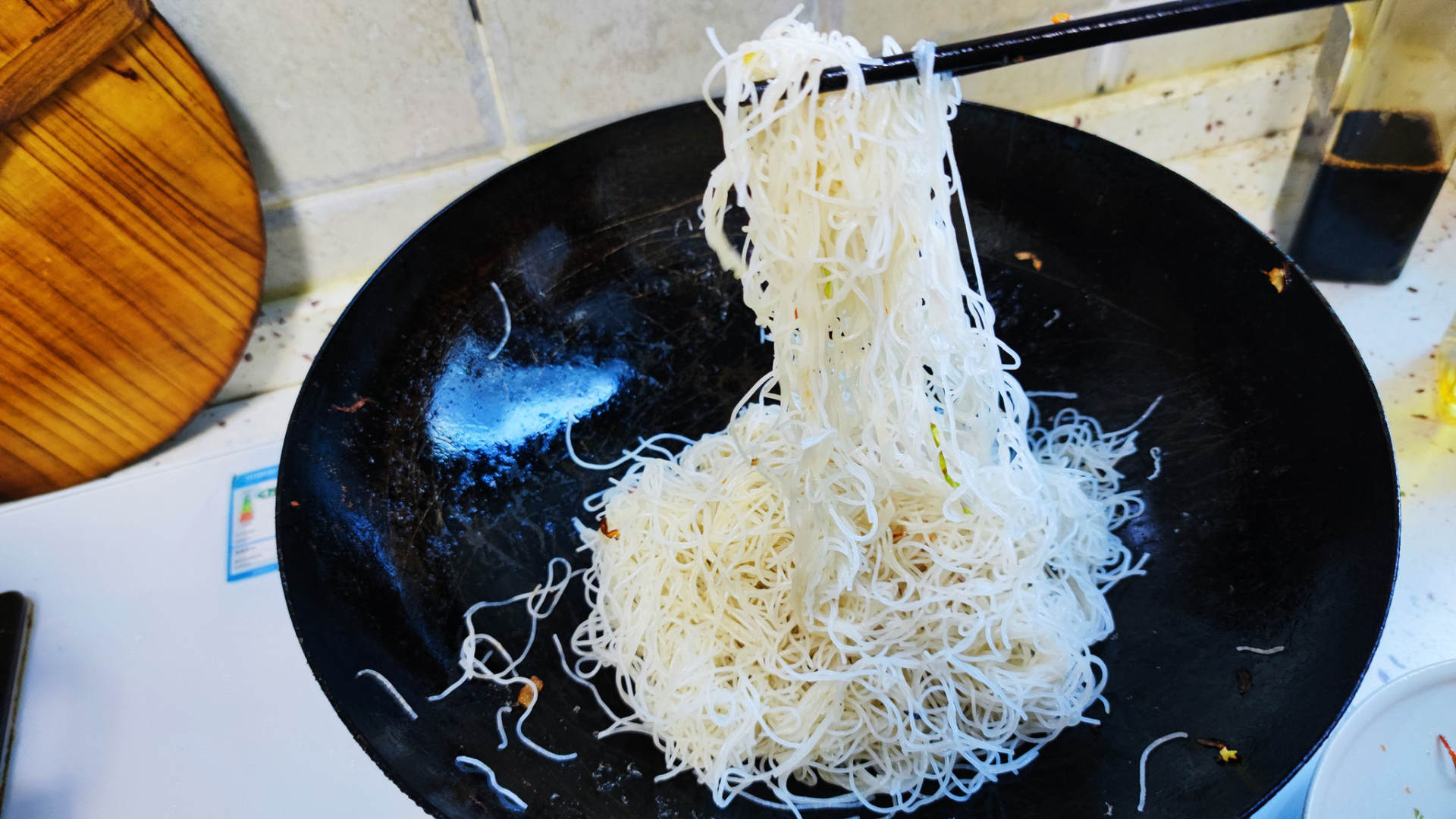 炒米线怎么不成一坨不粘锅,如何炒米线松散不粘锅