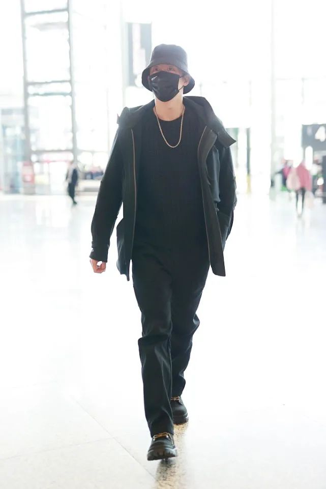 黄景瑜黑色的皮马甲怎么配好看,黄景瑜穿搭技巧