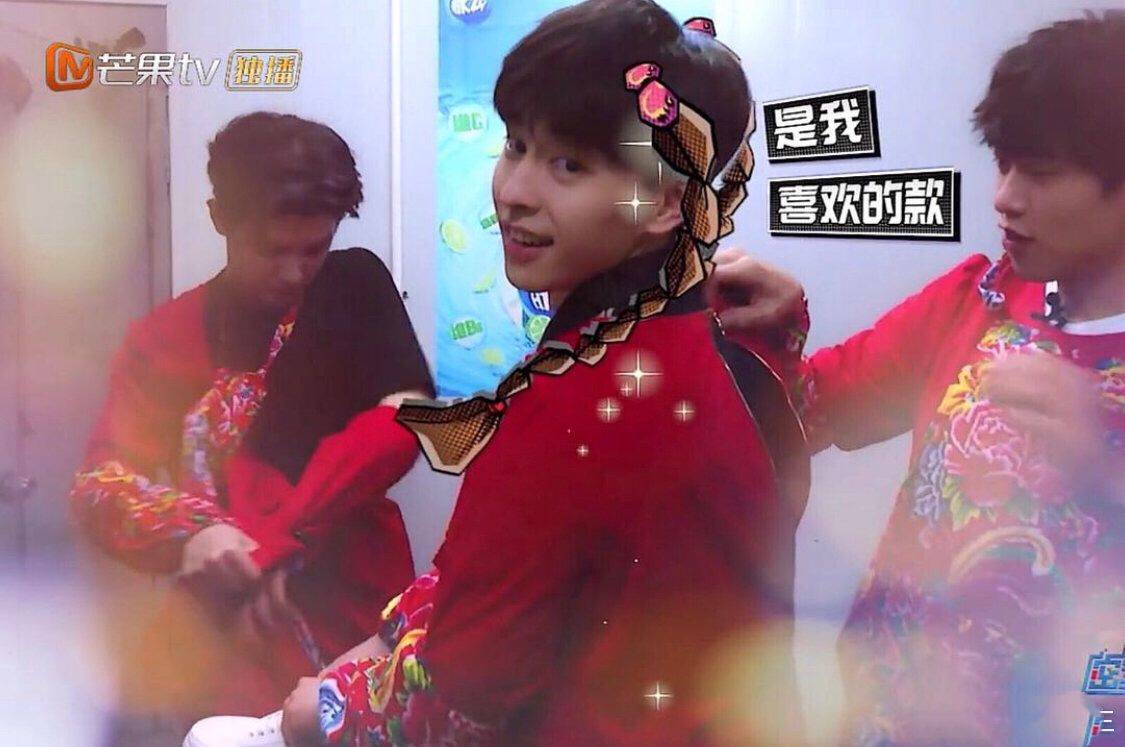 当邓伦发下誓言之后，节目中本色出演女孩状态，娇羞模样惹人发笑