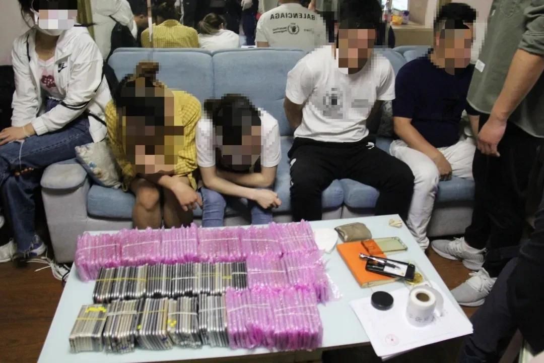 避开官方应用审核，赌博色情APP上演变“装”