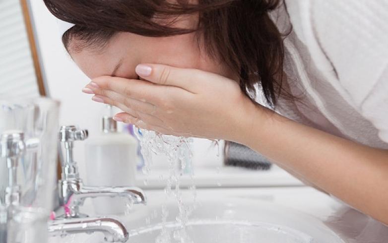 热水和冷水哪个洗脸容易长痘,热水洗脸和洗面奶洗脸哪个好