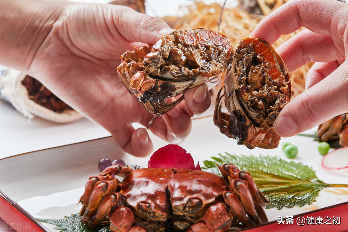 吃螃蟹中毒自救,吃螃蟹会引起什么反应