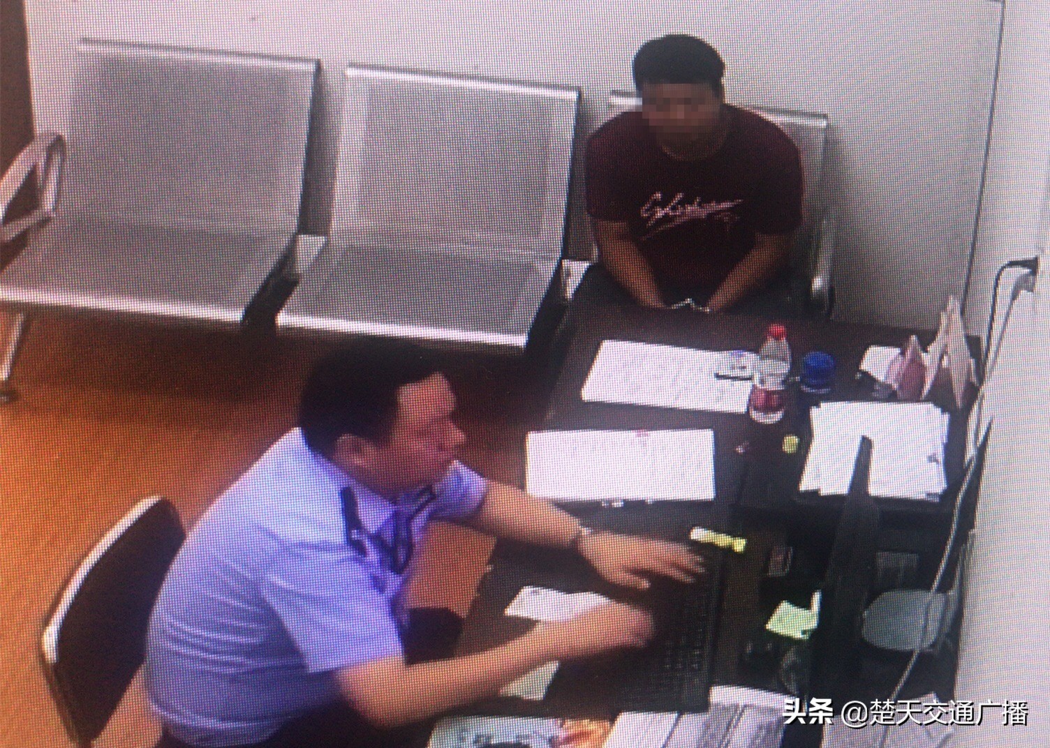 男子酒驾遇检查逃跑被拦停,男子酒驾被举报民警赶赴现场查获