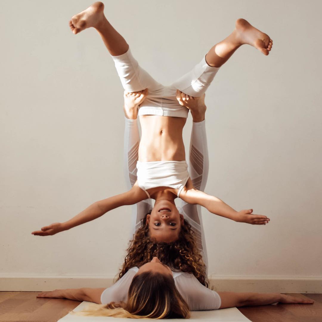 宝石蓝牛仔裤怎么穿好看,夏季紧身牛仔怎么穿