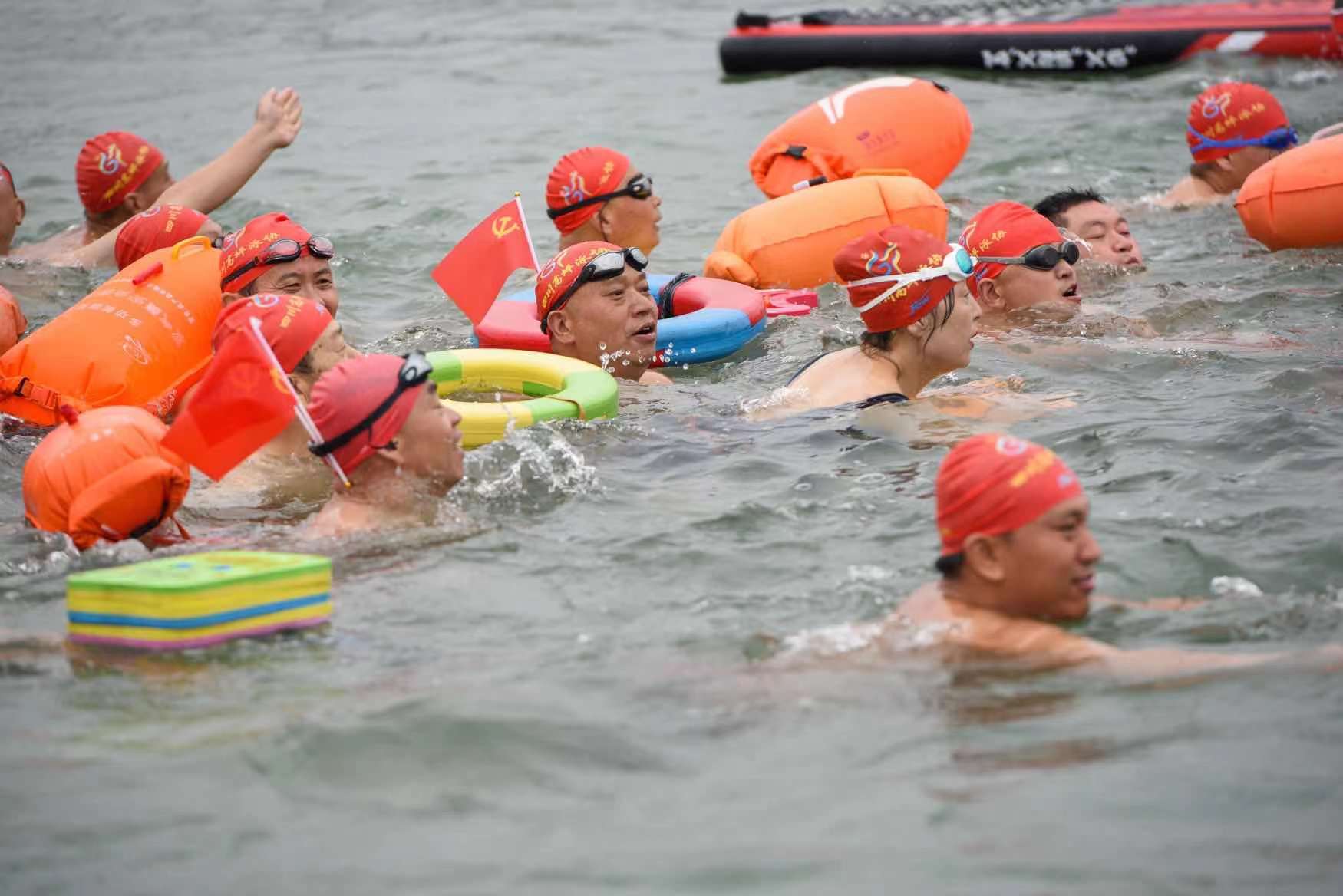 欢乐“横渡”迎端午！高坪泳友畅游嘉陵江