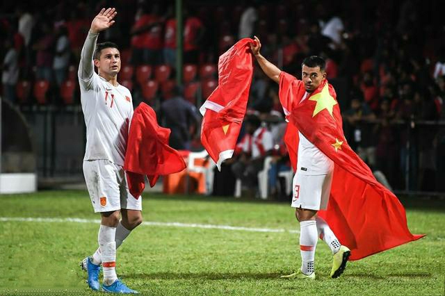 满眼都客队的球迷和广告,裁判也不待见,这到底是谁的主场?