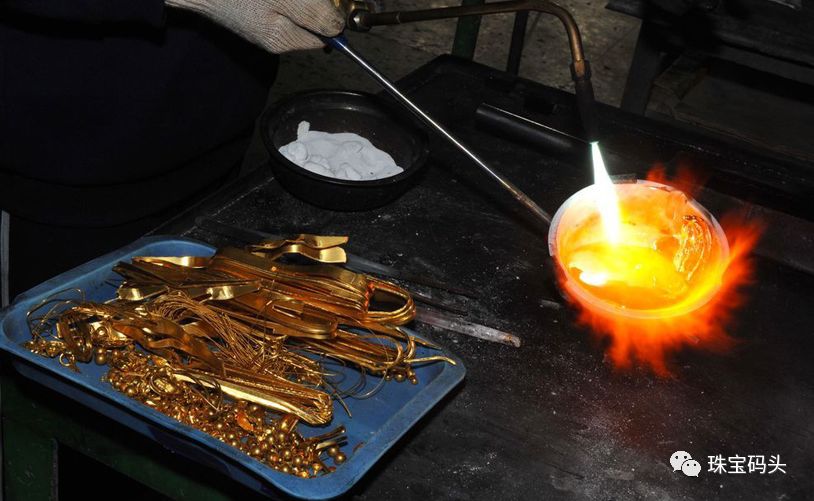 嘿，没见过黄金工厂吧，今天带你看透黄金首饰如何加工制作