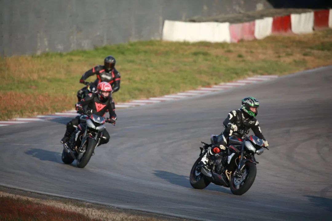 moto2凯旋极速,凯旋765rsmoto2限量版试驾