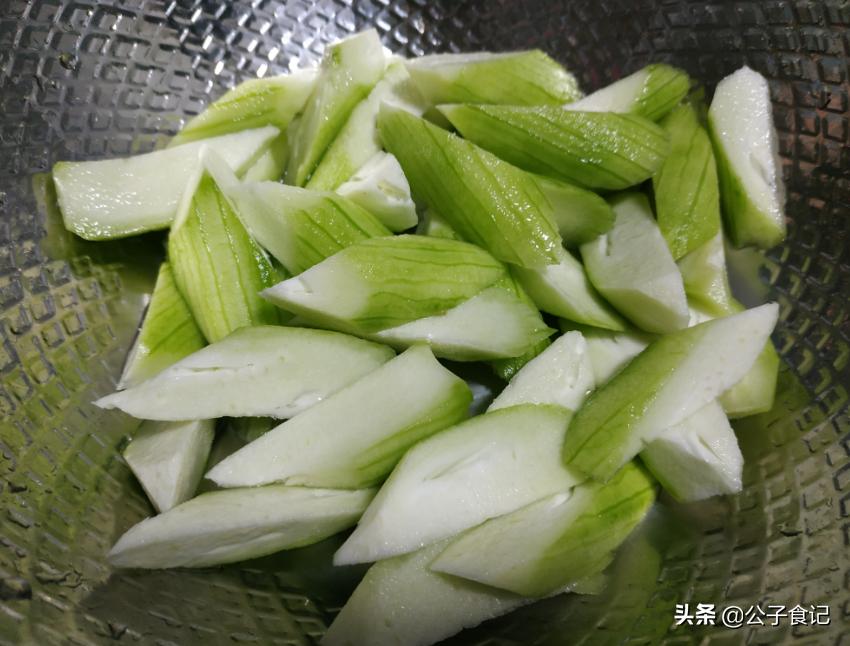 吃丝瓜要去掉籽吗,吃丝瓜用不用掏瓤