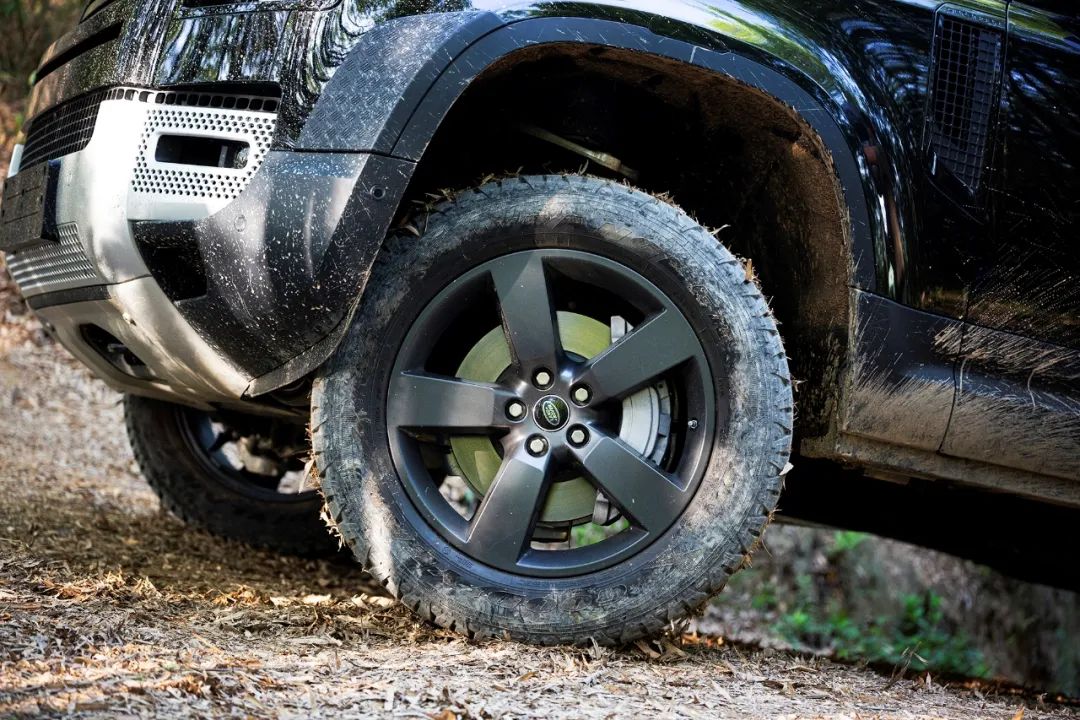 最新路虎卫士越野车,路虎卫士固特异at胎