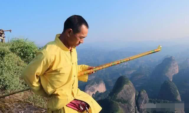 邹在宏818米悬崖上代人烧香,烧一次收199元,稍不留神就会丢了性命