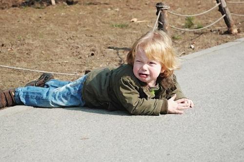小孩摔出皮下血肿怎么处理,孩子头部摔了有血肿软的
