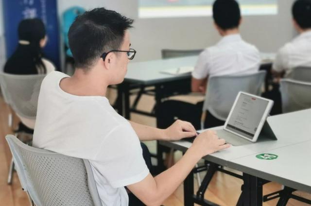 如何拒绝职场同事替你做决定,职场同事让帮忙工作要加班怎么办