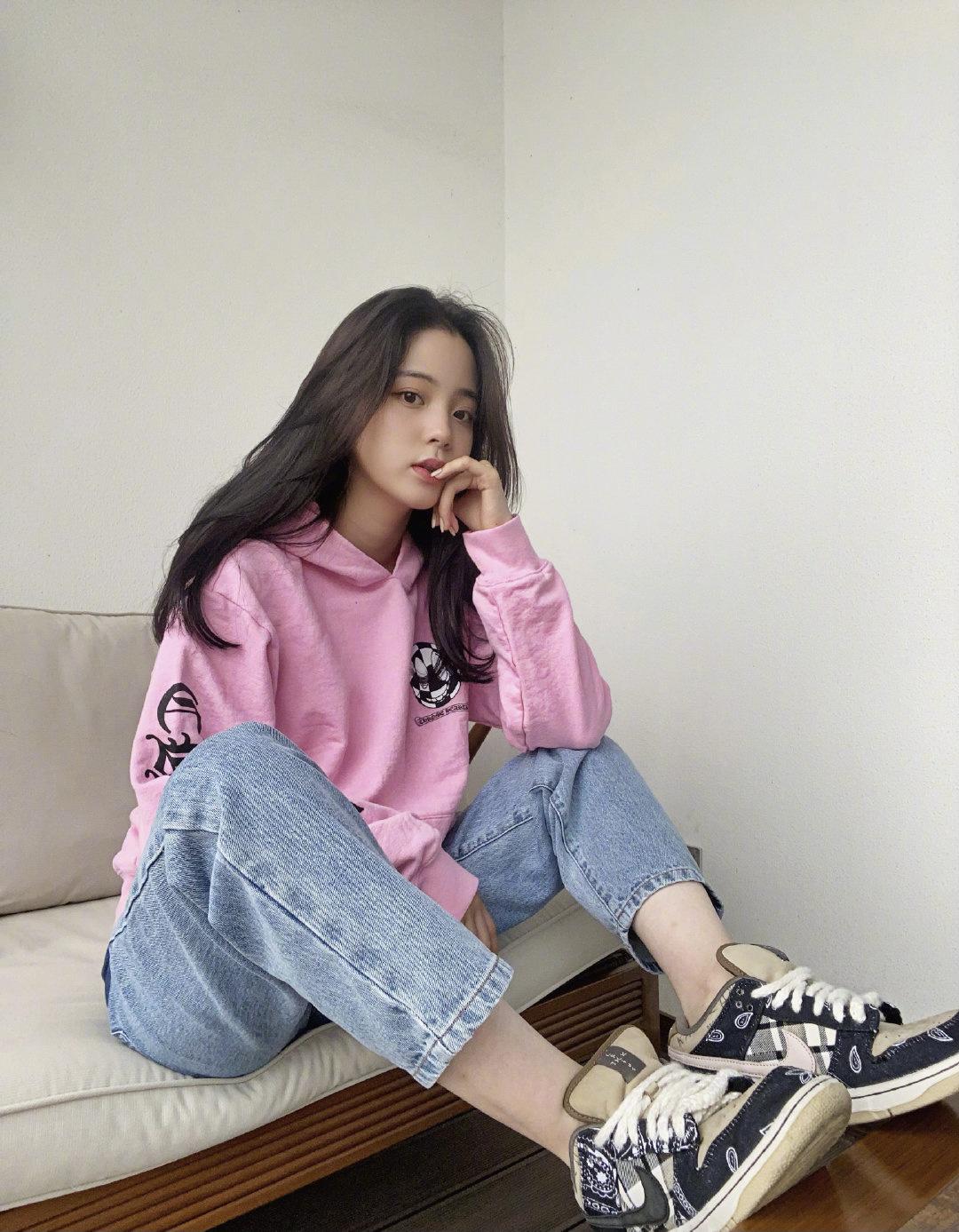 欧阳娜娜减龄穿搭撞衫吴宣仪，粉色卫衣搭配牛仔裤，各显青春元气
